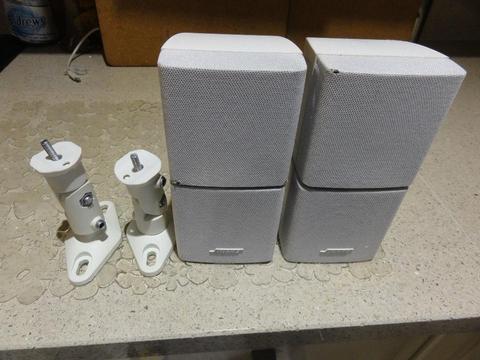 2X BOSE WHITE DOUBLE CUBE ACOUSTIMASS LIFESTYLE SPEAKERS With 2x original Bose Wall Brackets