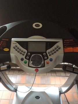 Treadmill. 6 programmes. Incline. Cushioned track. Hydraulic folding. Cooling fan. Stable & quiet
