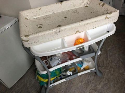 Mamas & Papas unit with changing table and bath in excellent condition