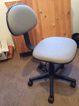 Office/desk swivel chair. Adjustable height on wheels