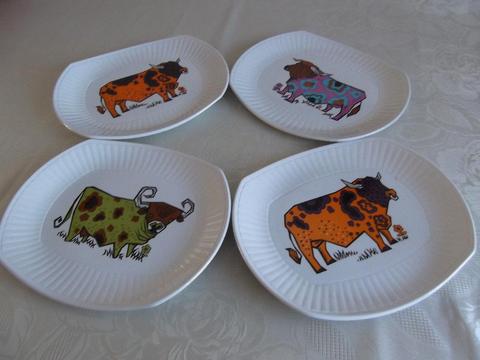 RETRO SET OF 4 'BEEFEATER' STEAK AND GRILL PLATES