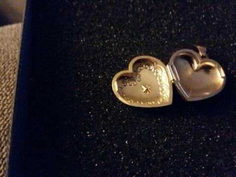 Pretty 9ct Yellow Gold Heart Diamond Locket
