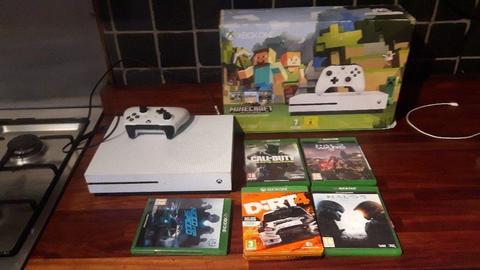 xbox one with everything pictured only played halo and call of duty then got bored