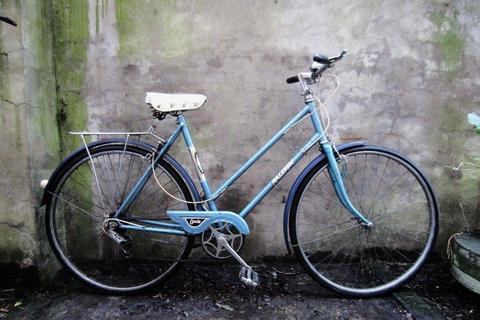 RALEIGH ESTELLE. 21 inch, 53.5 cm. Vintage ladies women's dutch style mixte frame road bike, 5 speed