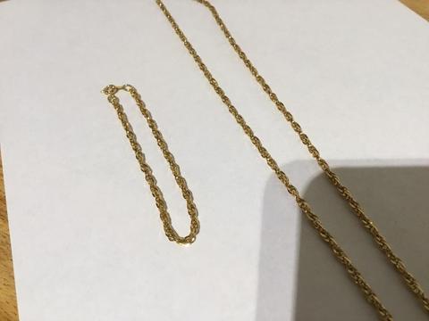 Pretty gold toned necklace and bracelet