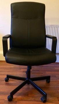 Comfortable black swivel chair - Great condition