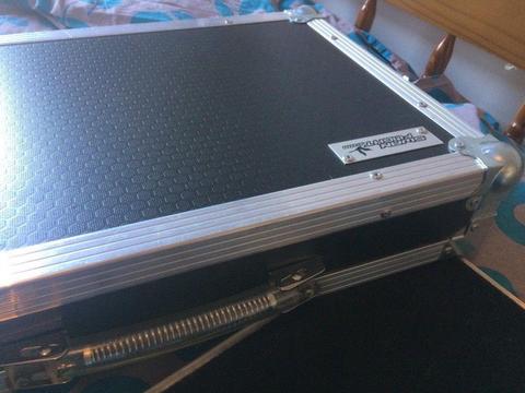PEDAL BOARD FOR SALE WITH SWAN FLIGHT CASE