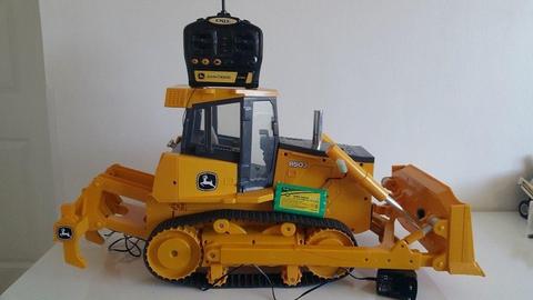 Remote Control John Deere 850J Bulldozer with remote and battery (27MHz and 80cm long)