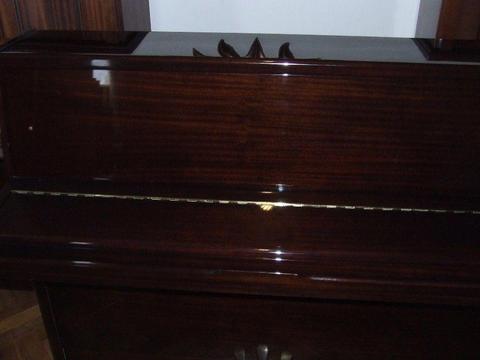 PIANO 11 YEARS OLD 3 PEDAL DAMPENER MIRROR FINISH ALMOST PERFECT CASE DELIVERY AVAILABLE