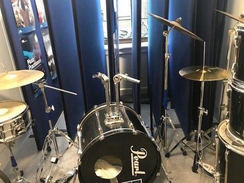 Mostly Pearl Acoustic Drum Kit Black - Sold as seen - Very used condition - Collection