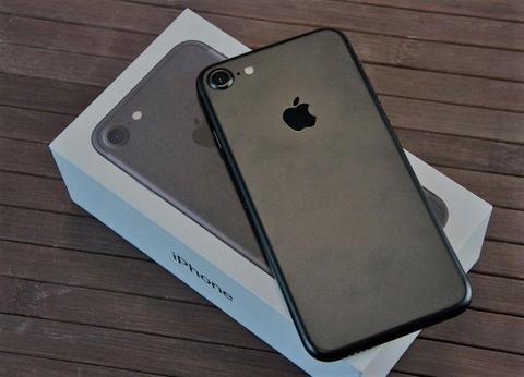 IPHONE 7 / VISIT MY SHOP. / UNLOCKED / 32 GB/ GRADE A / WARRANTY + RECEIPT