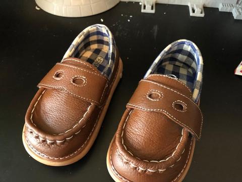 Wee squeak size 7 toddler shoes