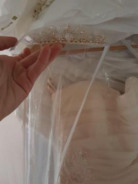 Beautiful brand new wedding dress size 10/12