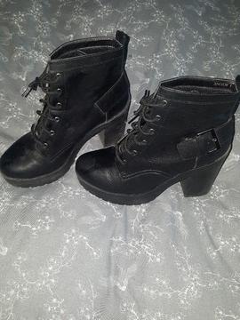 Women black heeled boots size 5