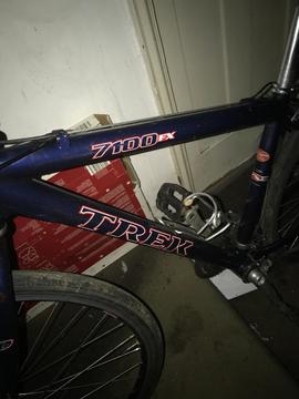 Old smoll hybrid bike trek for sale or swap only for a iPhone 6