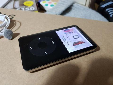 Apple iPod Classic 80 Gb with Headphones and cable