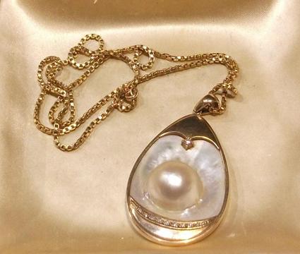 Pearl Pendant with Gold Chain and Diamonds * A unique piece of Jewellery