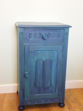 Old Charm Style Solid Oak little cabinet with drawer