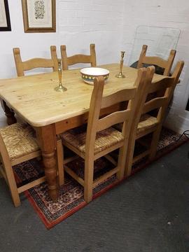 Large solid pine country farmhouse kitchen table and 6 quality stripped pine chairs rattan seats