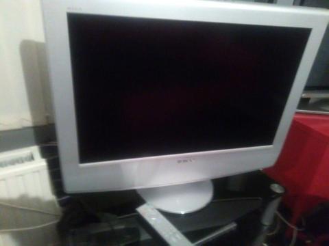SONY 32 inch + FREEVIEW BOX GREAT TV 4 WATCHING FREEVIEW CHANNELS
