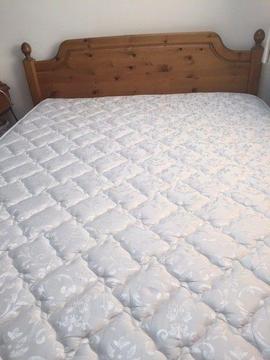 4ft 6in Double Divan bed with headboard in excellent condition