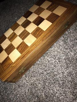 Foldable chess board set