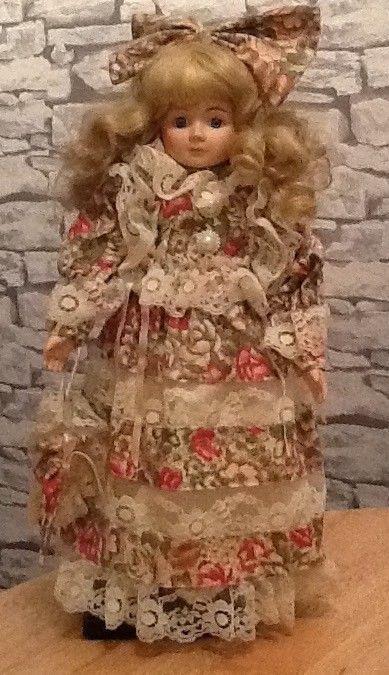 BEAUTUFUL CHINA / PORCELAIN DOLL ON STAND