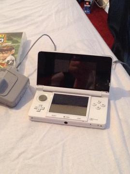 White Nintendo 3ds and charger