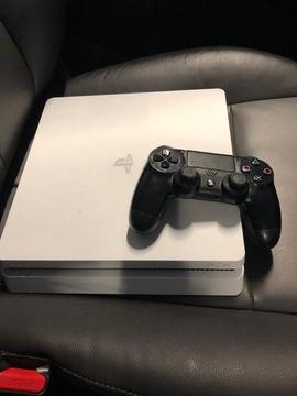 White Playstation 4 500gb slim with one game