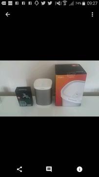 White sonos play 1 and b new wall bracket boxed and like new with all accessories