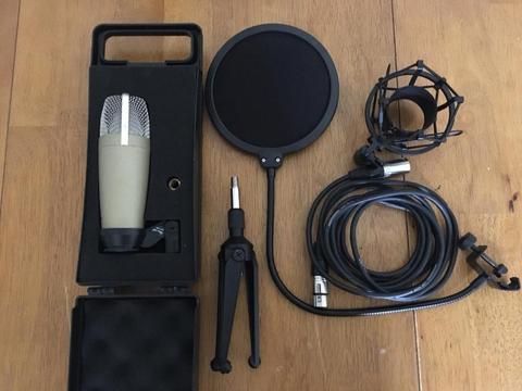 Behringer C-1 with kit (shock-mount, pop-filter, XLR cable, Stand tripod)