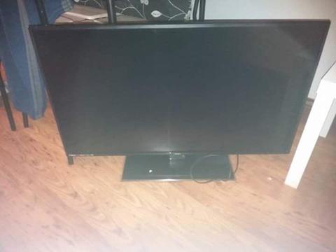 SPARES OR REPAIRS: 40 INCH BUSH TV