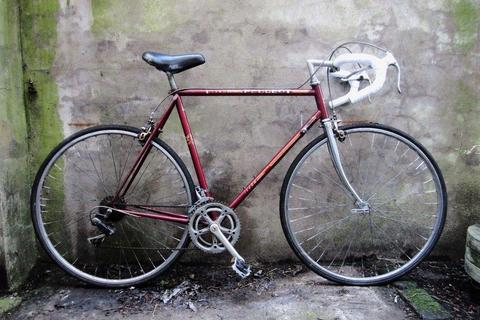 PEUGEOT. 22 inch, 56 cm. Vintage racer racing road bike, 12 speed