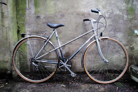 RALEIGH NOVA. 21 inch, 53.5 cm. Vintage ladies womens dutch style mixte frame road bike, 5 speed