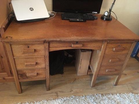 Beautiful oak office desk , 7 very deep drawers. Good used condition
