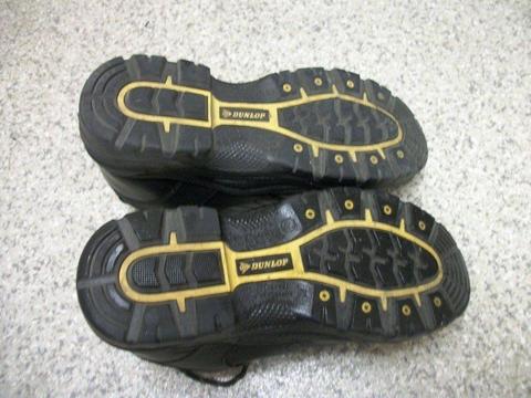 Dunlop safety boots size 8.5 boxed ( new )