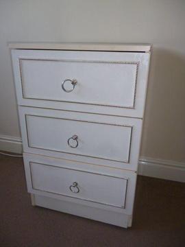 Small set of drawers / bedside table