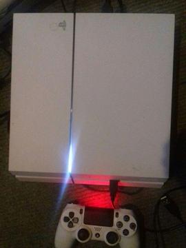 PS4 CONSOLE IN WHITE / COMES WITH 2 GAMES / FOR SALE OR SWAPS