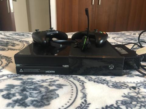 Xbox one 500gb with 2 remotes and 1 headset