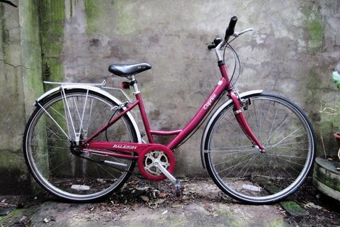 RALEIGH CAPRICE. 17 inch, 43 cm. Ladies women's hybrid road city bike, 3 speed, loop frame