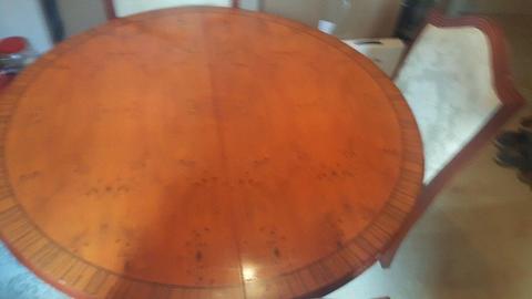 Lovely extending dining table with 4 chairs