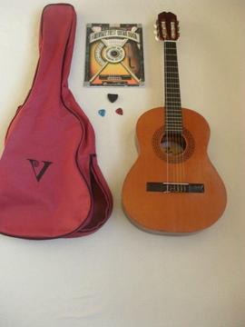 SPANISH CLASSICAL GUITAR WITH THE ULTIMATE FIRST GUITAR BOOK, 2 PLECTRUMS, PLECTRUM HOLDER & BAG