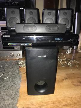 Samsung blue ray Surround Sound player with Surround Sound Speakers and subwoofer