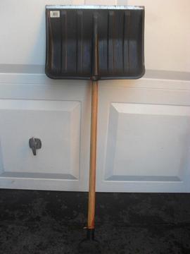 SNOW SHOVEL EXTRA WIDE MOUTH WITH METAL EDGE ON SHOVEL - WATER PROOFED SHAFT - NEW EVER USED