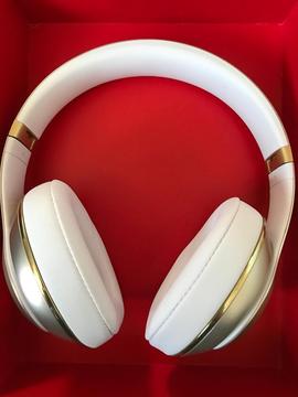 Beats by Dr Dre Studio Wireless Headphones (Metallic Edition)