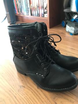 Brand new size 5 boots
