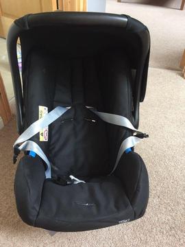 Black britax Romer baby safe car seat