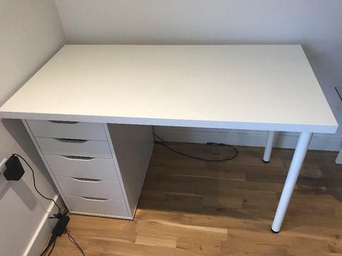 Computer desk with 7 months of usage! Perfect condition, no scratches!