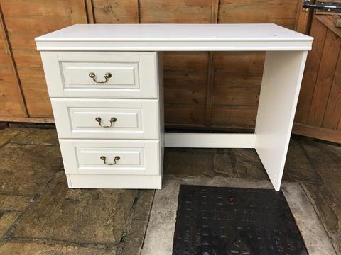 White desk with 3 drawers