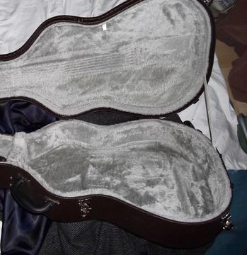 HARD SHELL ACOUSTIC GUITAR CASE FOR FOLK SIZED GUITAR. MADE BY TANGLEWOOD. NEARLY NEW
